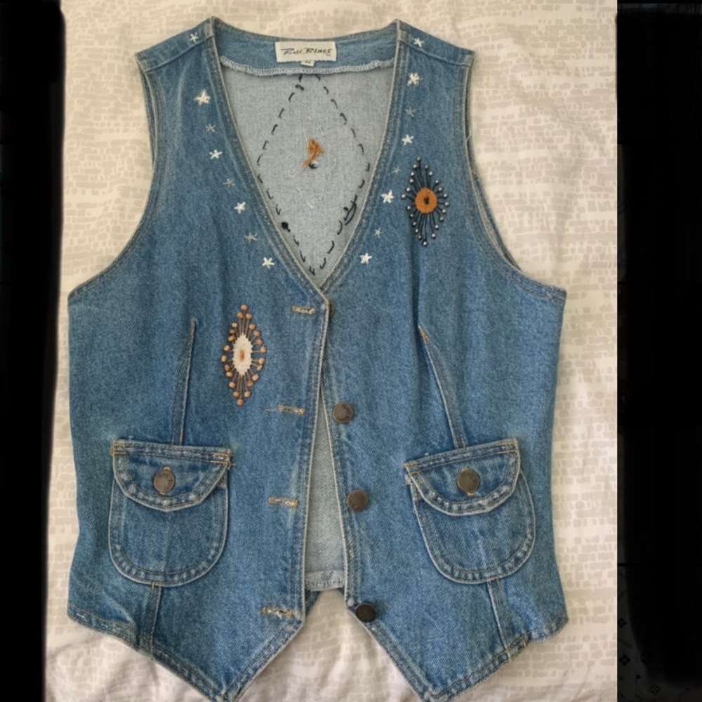 vintage embroidered denim vest 💙